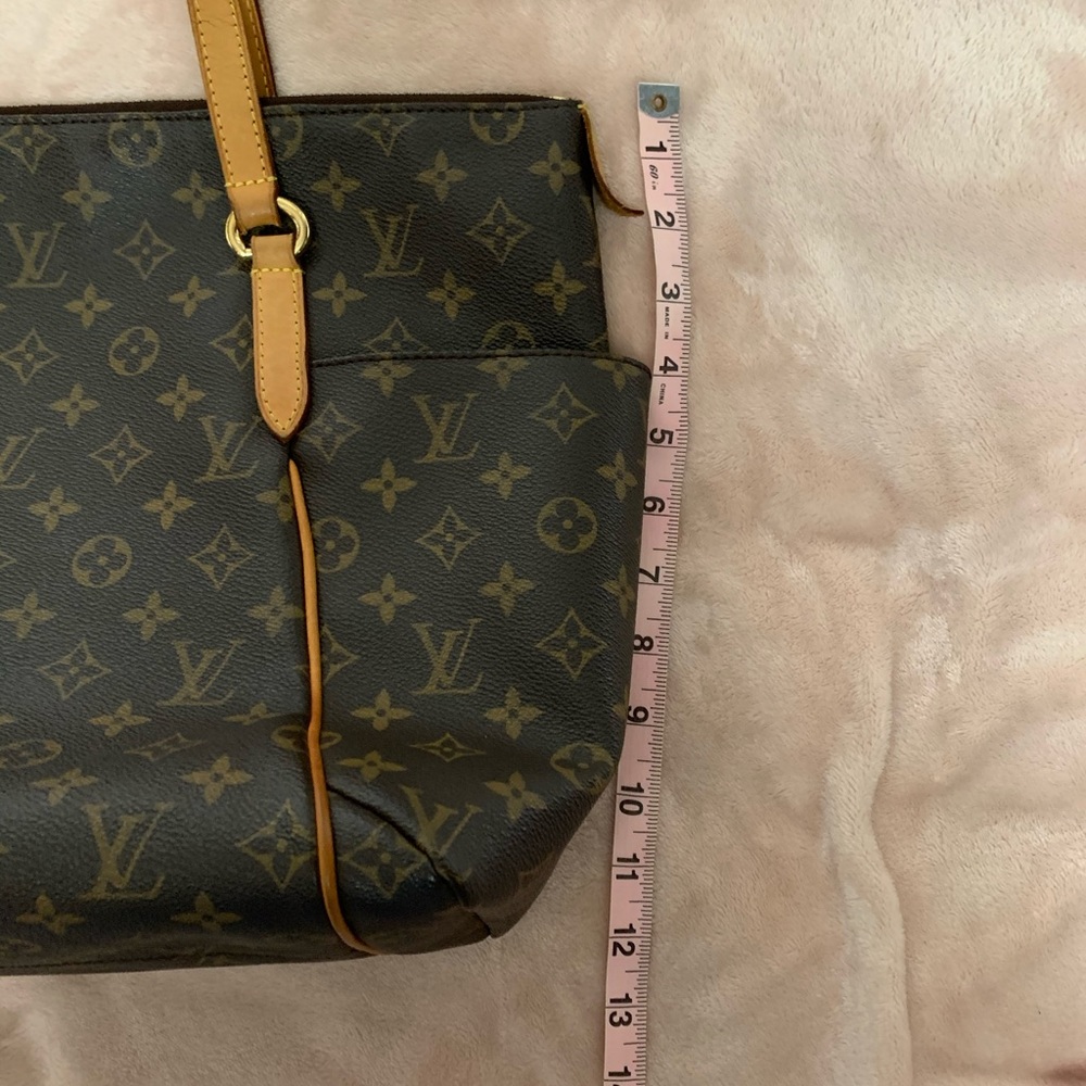 Totally MM Shoulder Tote. Louis Vuitton Brown Monogram Tote.. - Picture 13 of 16